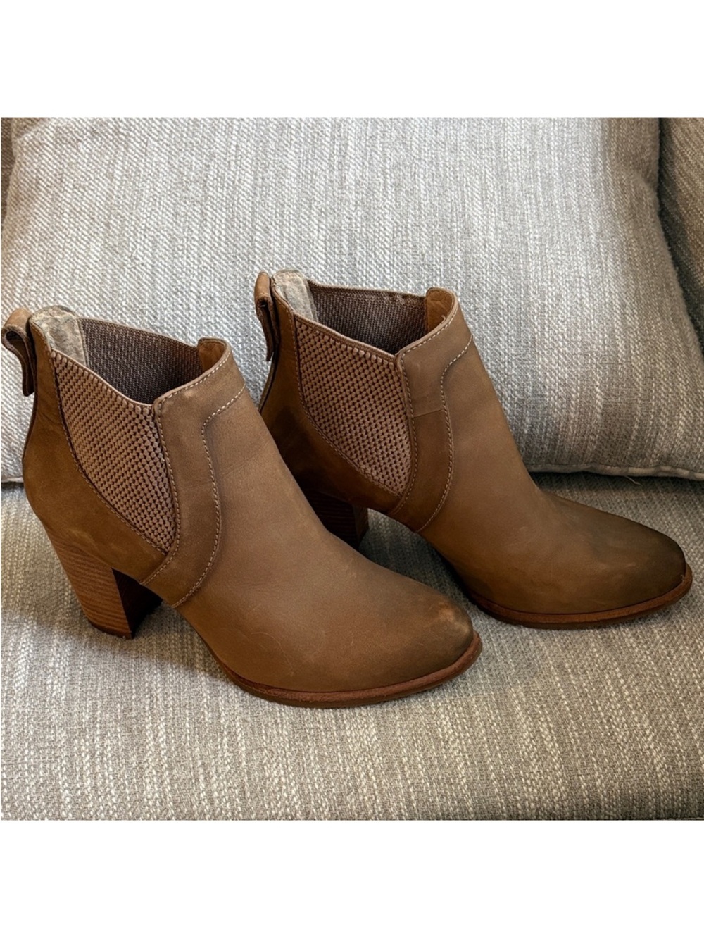 UGG Faye Chelsea Suede Booties — Size 9.5 🍂